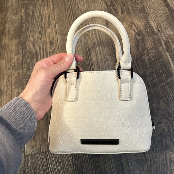 Betsy Johnson Embossed Skull Purse Ivory Mini Crossbody Bag Handbag Bow - Picture 3 of 9